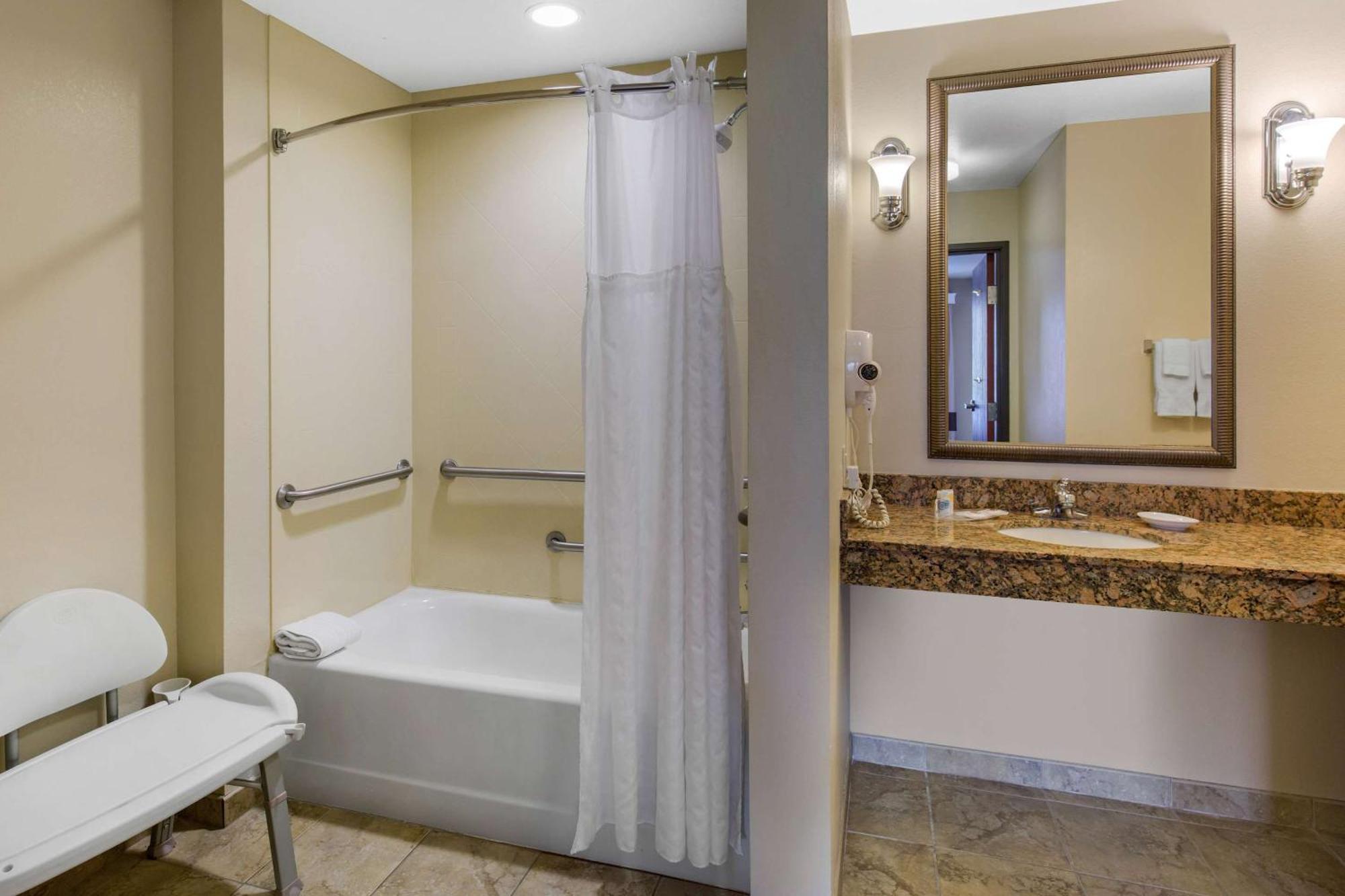 סיפורד Comfort Suites מראה חיצוני תמונה